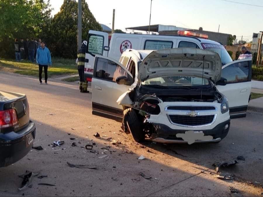 Accidente de tránsito dos autos protagonizaron un violento choque en