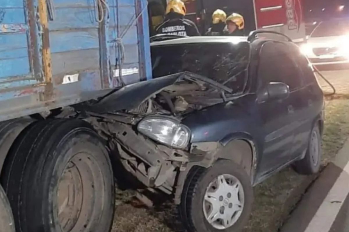 Automóvil colisionó por alcance a un camión en cercanías de La Carlota