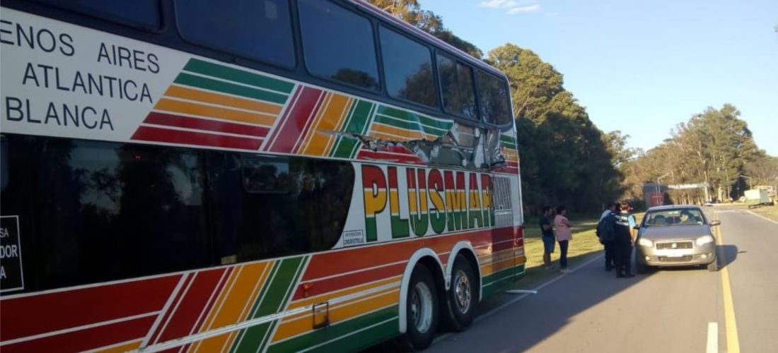 Un ómnibus y una máquina rural chocaron en el acceso a Villa Huidobro