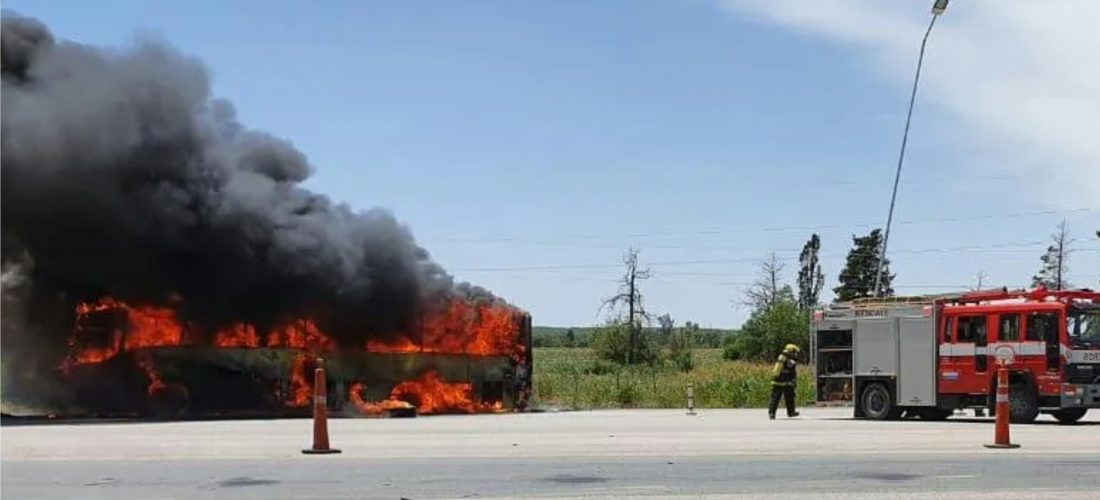 En el regreso del trasporte interurbano en la provincia se incendió un ómnibus