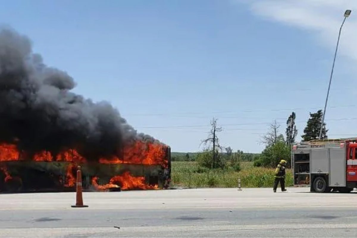 En el regreso del trasporte interurbano en la provincia se incendió un ómnibus
