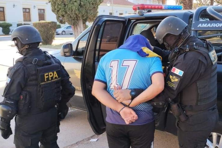 Escondía cocaína en un peluche de su hija: dos detenidos en Serrano y Melo
