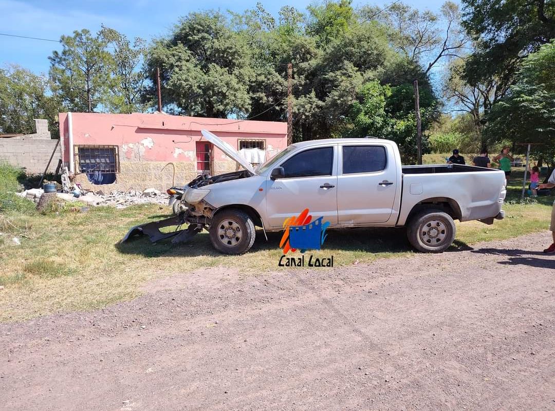 Perdió el control de la camioneta y se incrustó en una casa: solo daños materiales