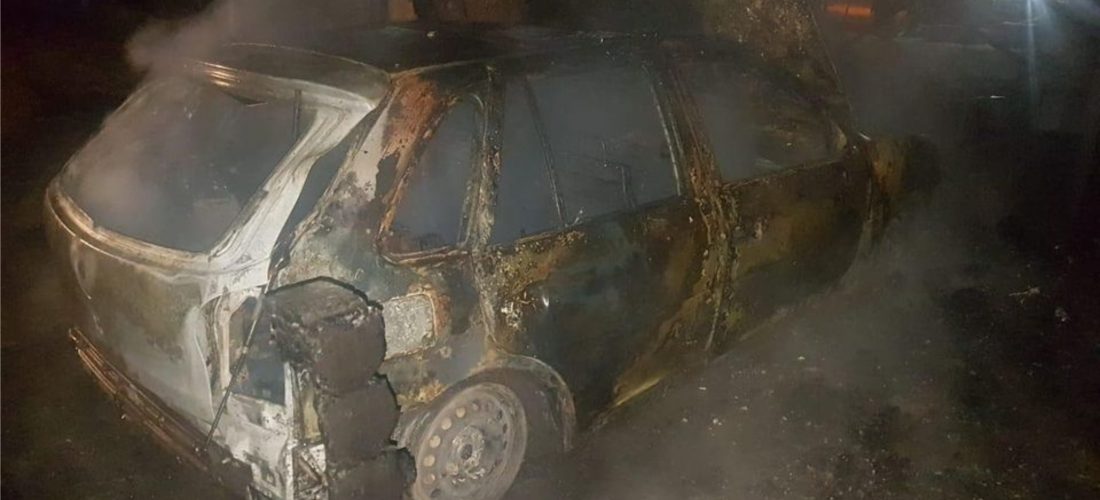 Villa Huidobro: un auto fue consumido por el fuego en una cochera