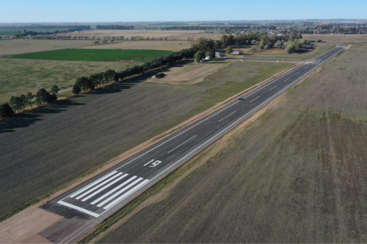 Schiaretti inauguró la pavimentación de la pista aérea de Huinca Renancó