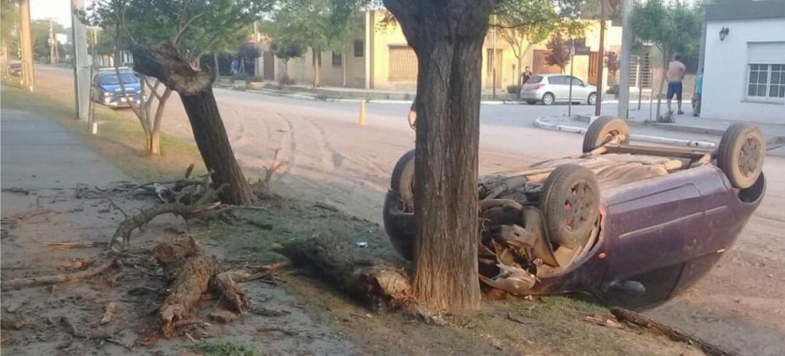 Perdió el control del vehículo, volcó y terminó impactando contra un árbol