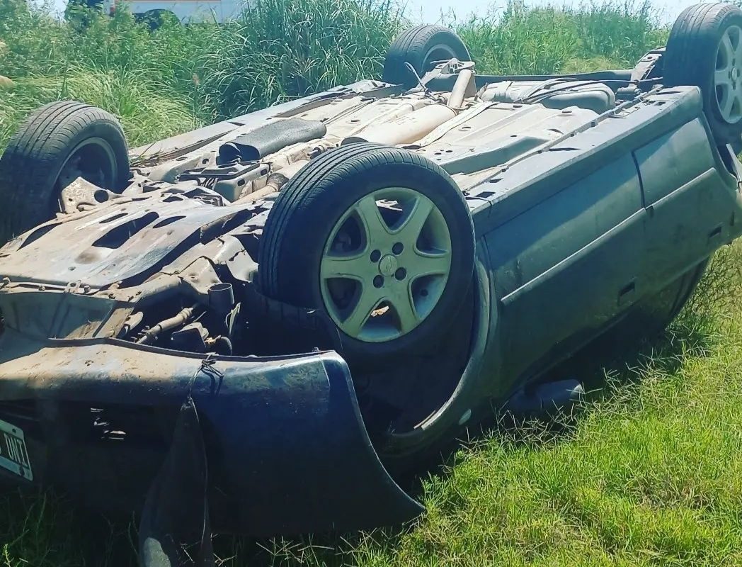 Accidente: automóvil protagonizó un vuelco en Ruta provincial 27