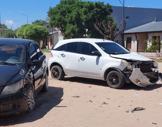Dos autos protagonizaron un accidente de tránsito en esquina de Villa Valeria
