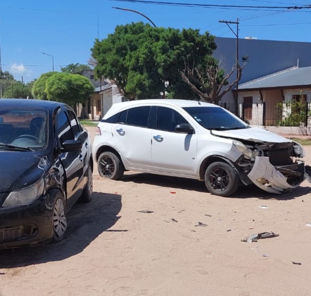 Dos autos protagonizaron un accidente de tránsito en esquina de Villa Valeria