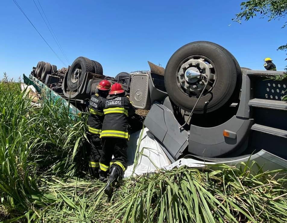 Tragedia: falleció el conductor de un camión tras un vuelco en la Ruta Nº 4