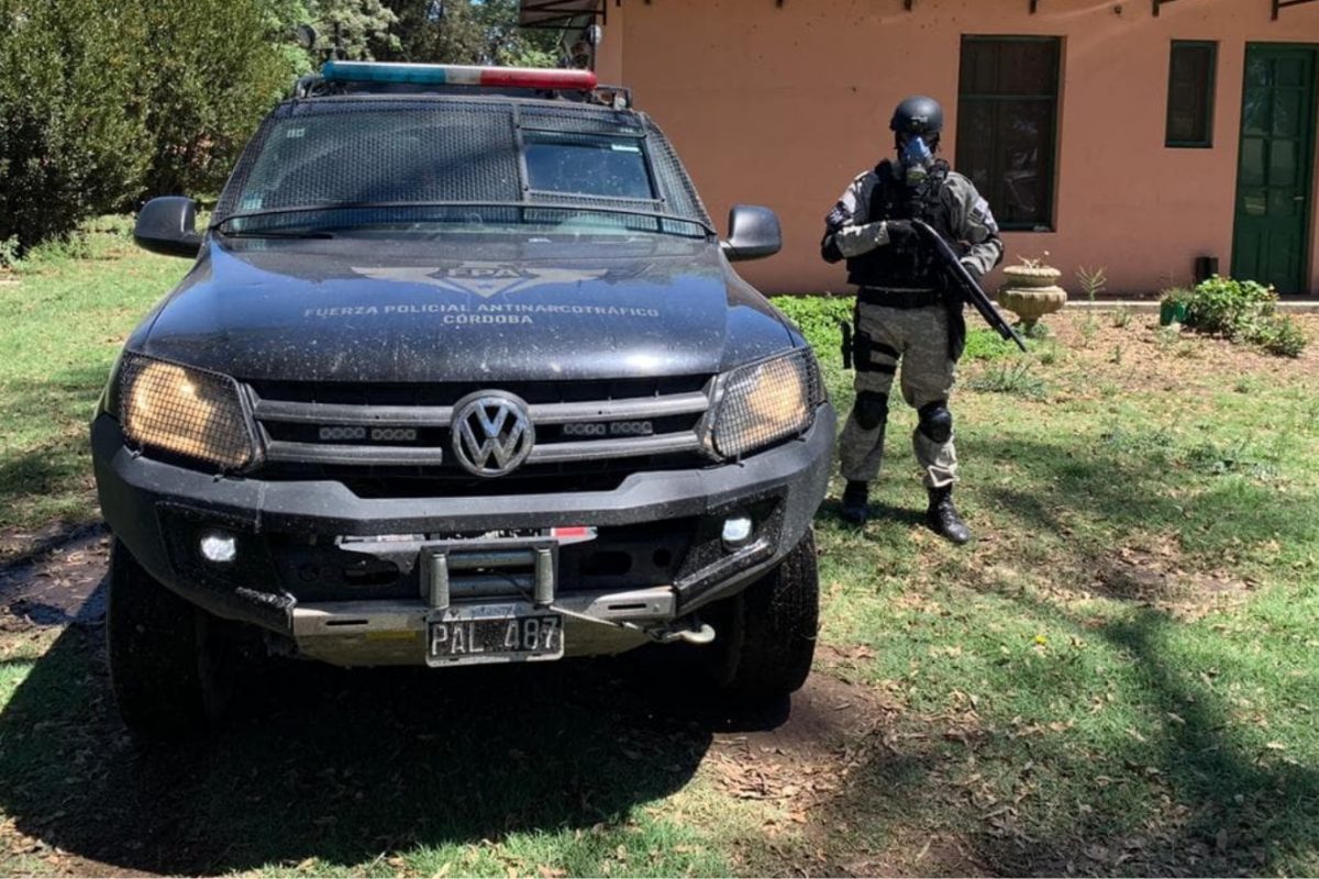 Secuestran drogas y armas en un predio rural de Laboulaye; dos jóvenes detenidos