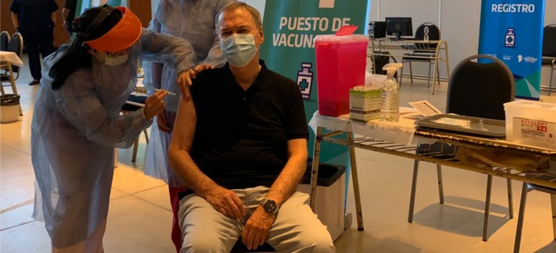 El gobernador Juan Schiaretti se aplicó la vacuna contra el coronavirus