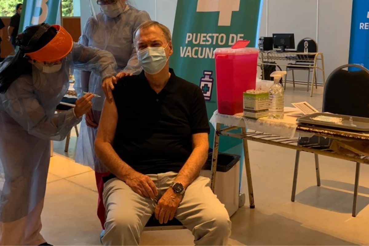 El gobernador Juan Schiaretti se aplicó la vacuna contra el coronavirus