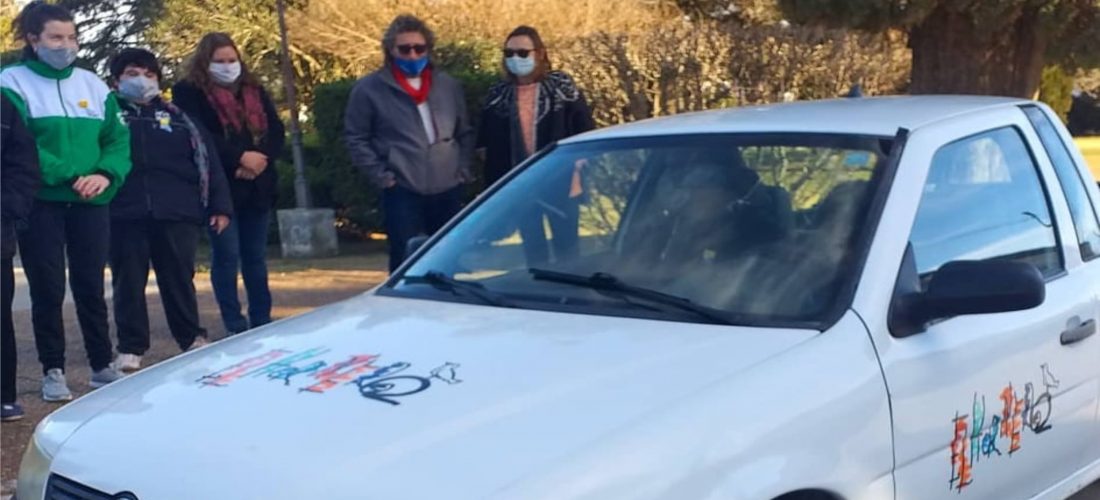 La Municipalidad de Serrano entregó vehículo utilitario al taller laboral “El Hornero”