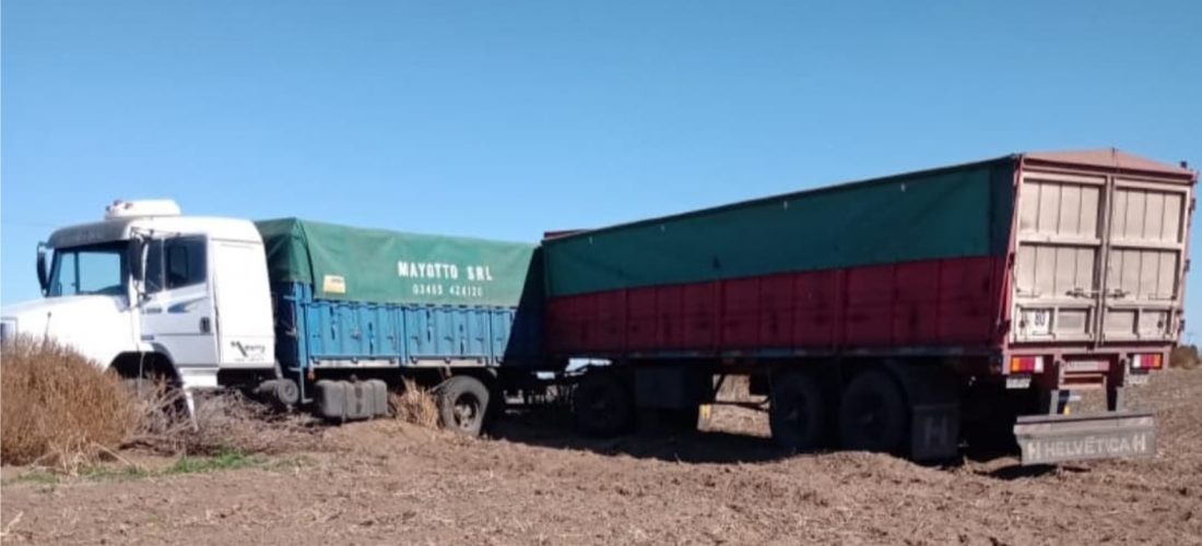 Accidente: camión protagonizó un despiste en Ruta 27, cerca de Villa Valeria