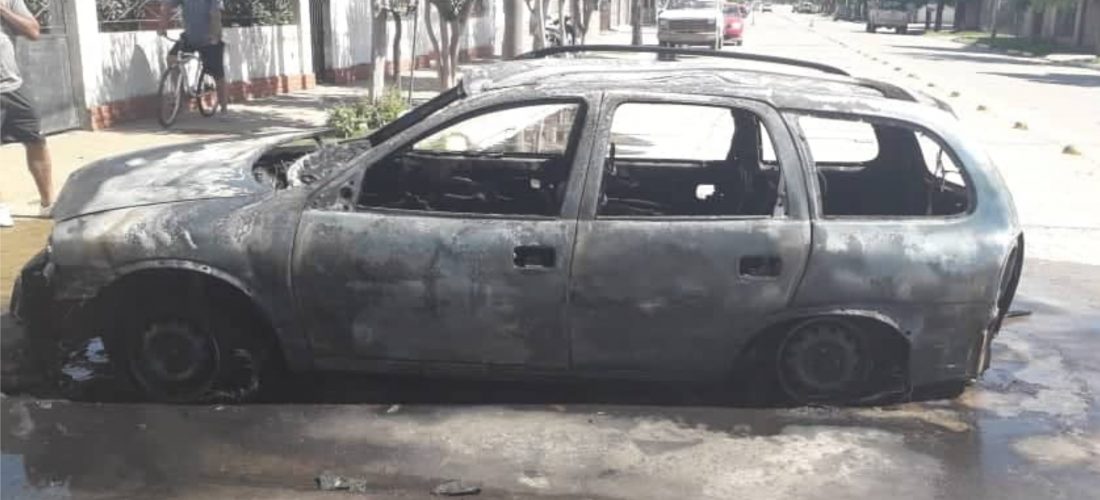 Un vehículo se incendió por completo en Villa Huidobro