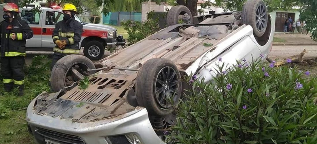 Accidente: joven perdió el control del auto y volcó en La Carlota