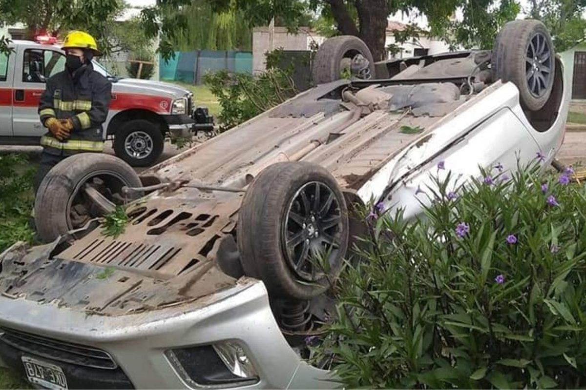 Accidente: joven perdió el control del auto y volcó en La Carlota