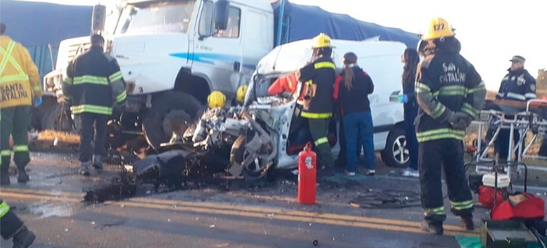 Violento choque entre camión y utilitario se registró sobre ruta 8