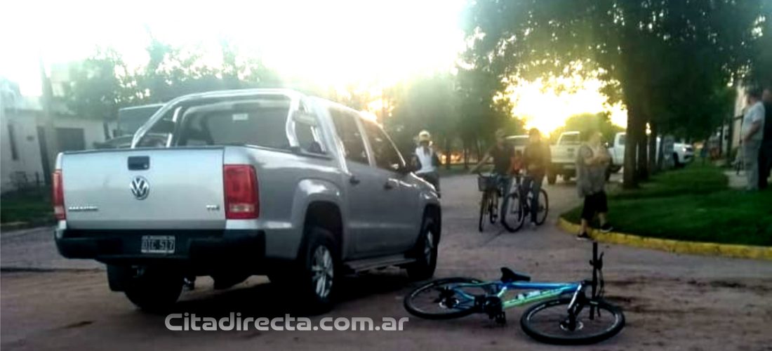 Accidente de tránsito entre una camioneta y una bicicleta en Jovita