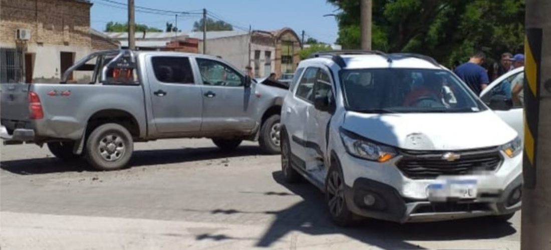 Huinca: violento choque entre dos vehículos deja como saldo daños y lesiones leves