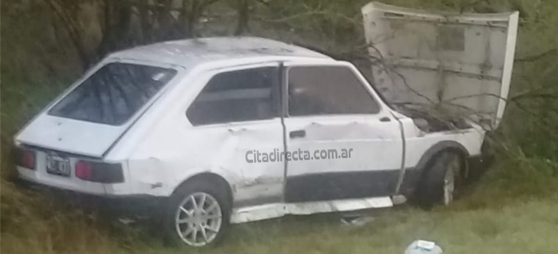 A causa de la lluvia y fuerte viento, volcó un auto en el acceso a General Levalle