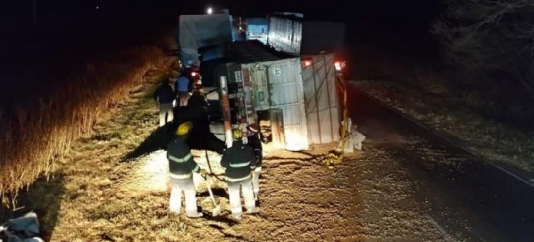 Accidente: camión con carga de maní protagonizó un vuelco en Ruta 4