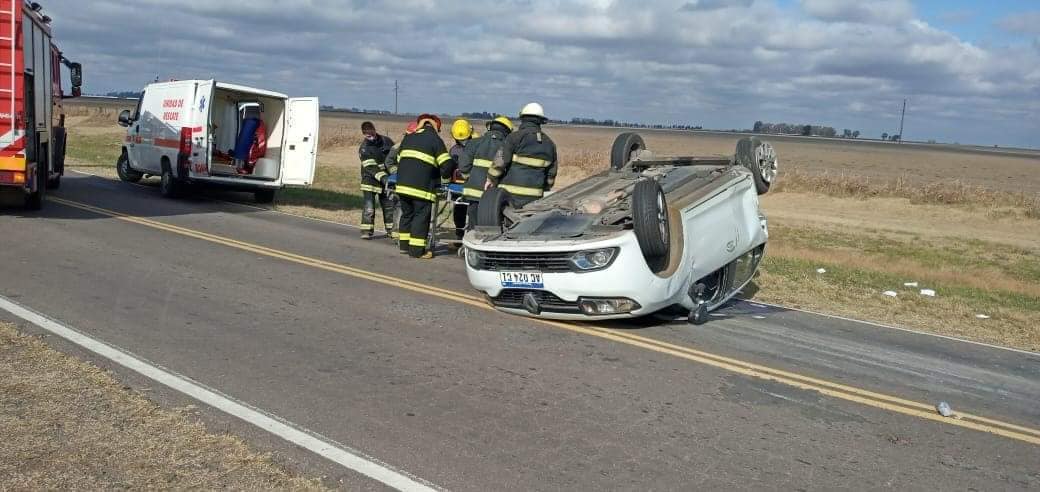 Choque y vuelco entre dos vehículos se registró frente al ingreso a Serrano