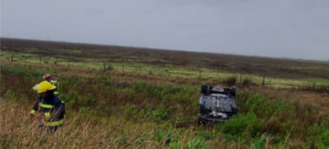 Vecino de Laboulaye protagonizó un vuelco en la Ruta 4, cerca del ingreso a Melo