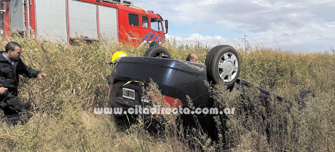 Por tratar de esquivar un zorro, madre e hija volcaron cerca de Serrano