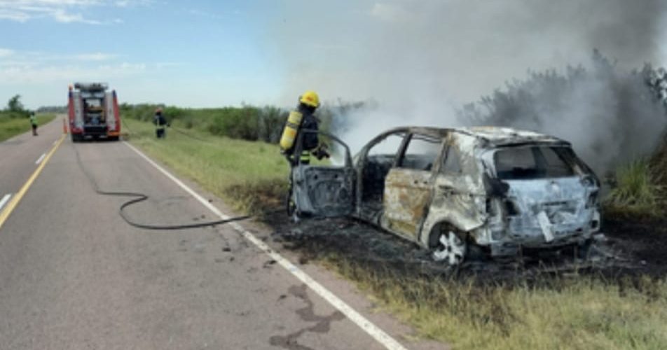 Incendio vehicular: se le prendió fuego el auto a una familia de Jovita