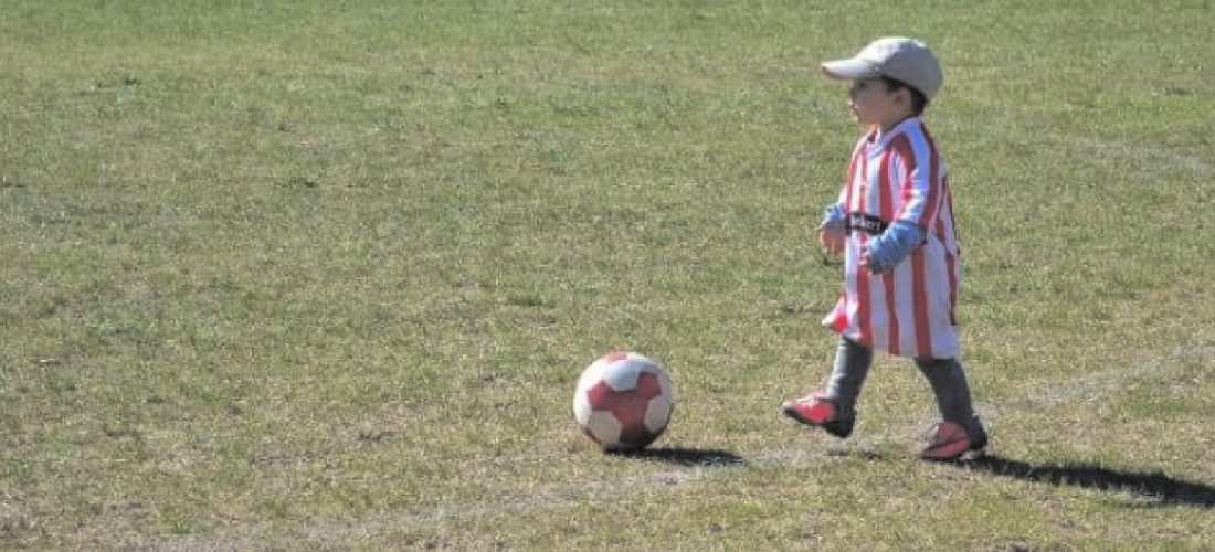 Adorable y divertido: Benja “unió” con sus goles a hinchas de Estudiantes e Independencia