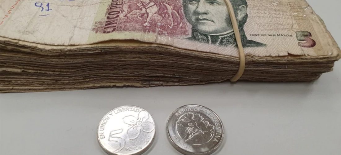 Billete de cinco pesos: por falta de monedas extenderían su validez por un mes más