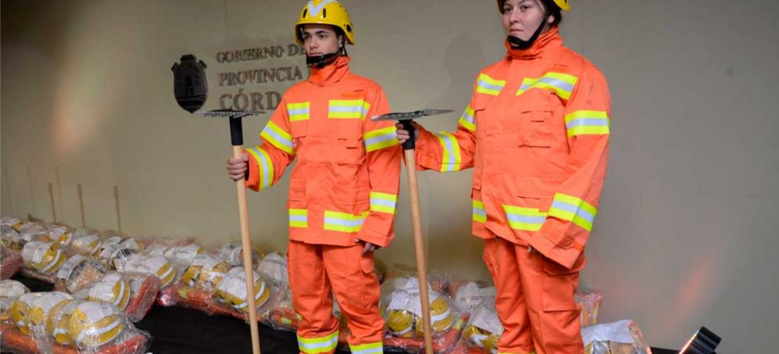 La Provincia entregó equipamiento ignífugo y subsidios a cuarteles de bomberos