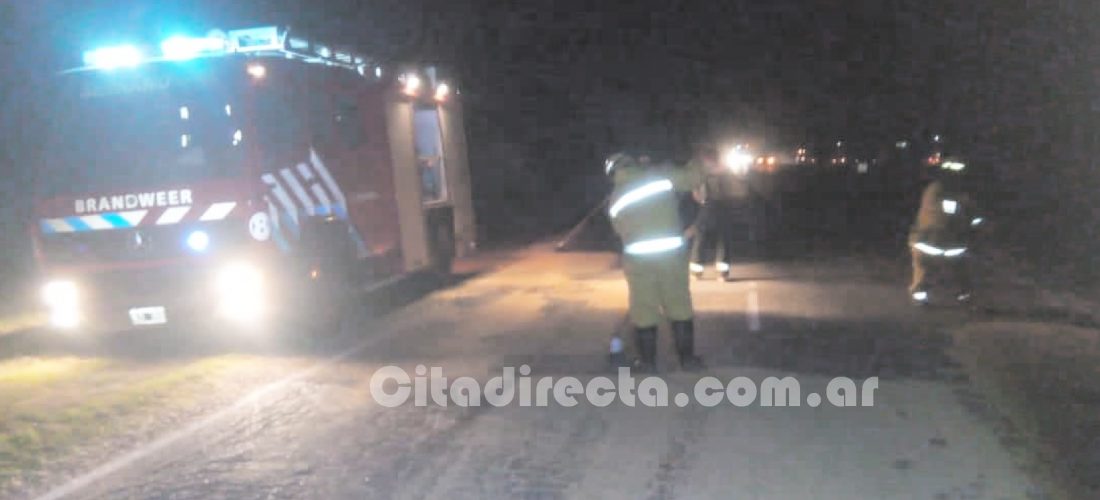 Bomberos de Serrano acudieron por derrame de cereal en cruce de rutas 4 y 27