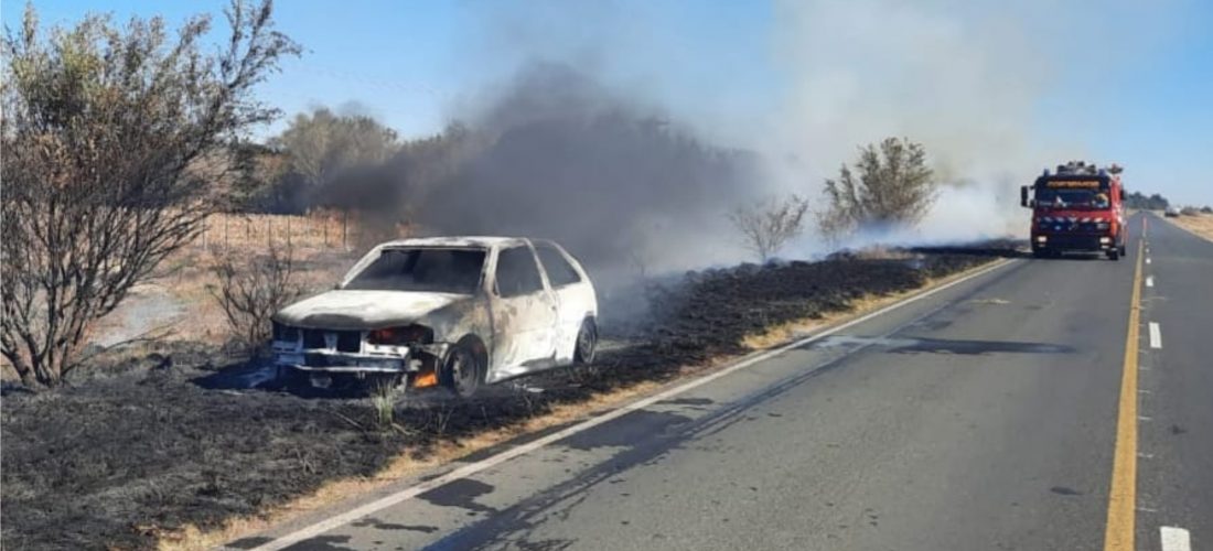 Un vehículo se incendió casi por completo sobre Ruta 27, cerca de Bruzone