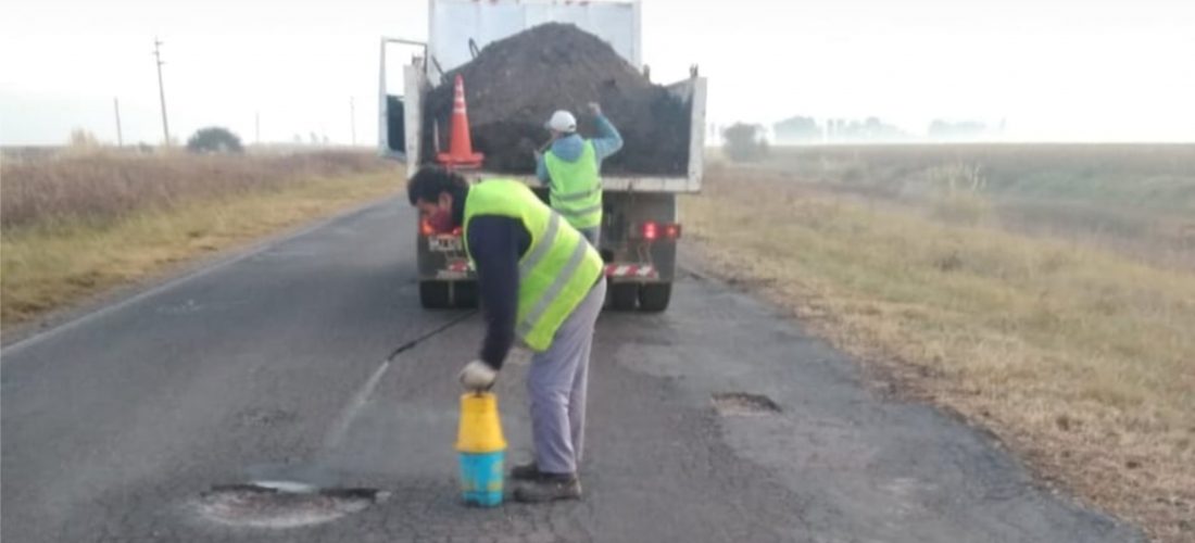 Realizan trabajos de bacheo sobre la Ruta 4, en cercanías de Buchardo