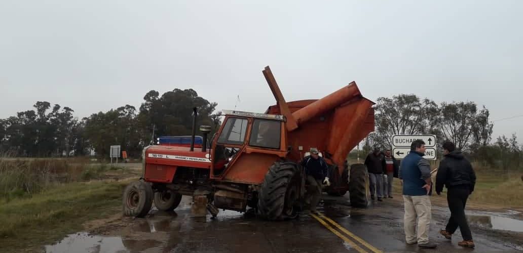 Buchardo: solo daños materiales tras choque entre un camión y un tractor