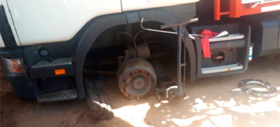 Está grave: camión cayó encima de un hombre mientras cambiaba un neumático