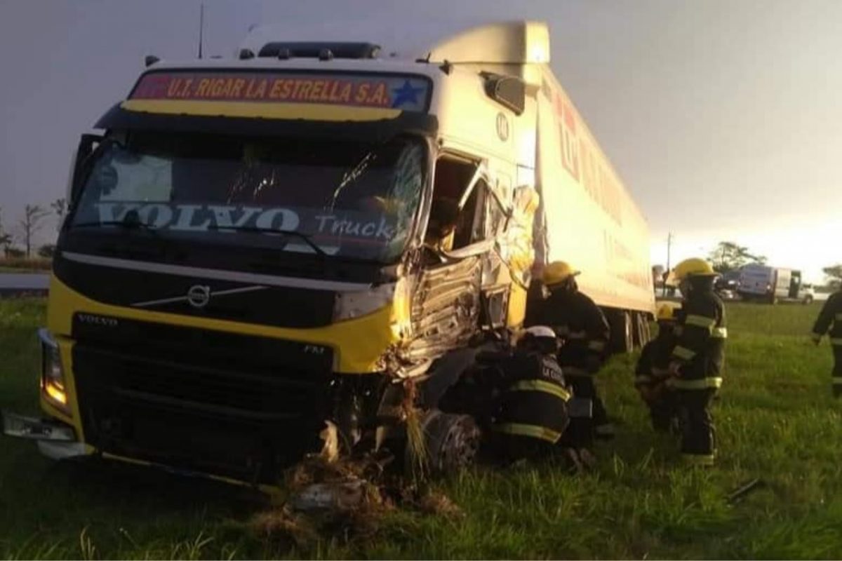 La Carlota: camiones protagonizaron un roce en la Ruta 8, uno de ellos despistó