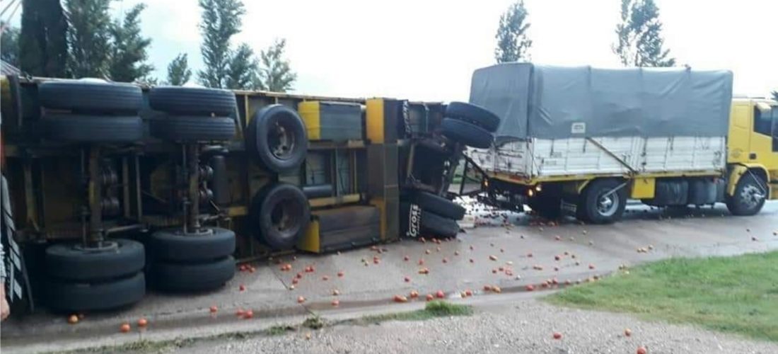 Accidente: volcó acoplado con carga de tomates cerca de Río Cuarto