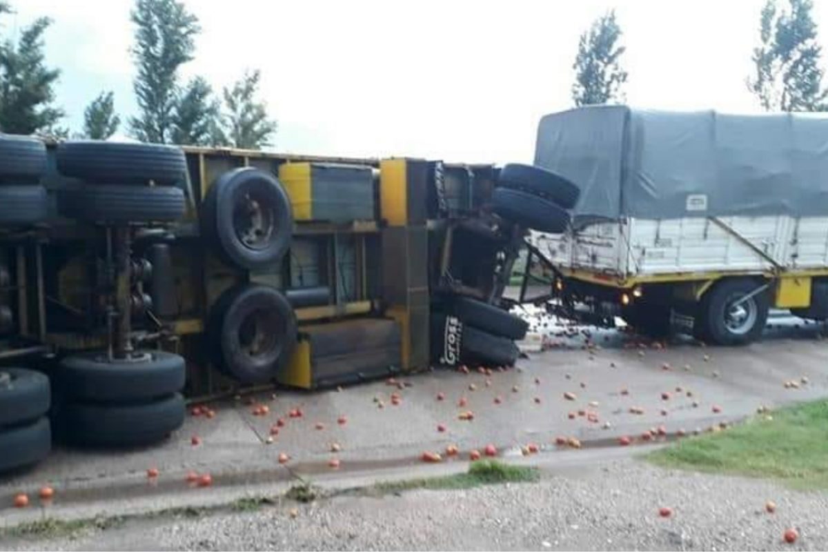 Accidente: volcó acoplado con carga de tomates cerca de Río Cuarto