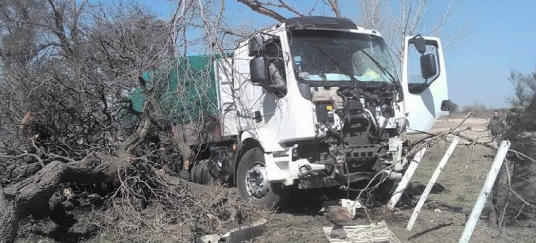 Huinca: sufrió accidente un camión cargado con agroquímicos