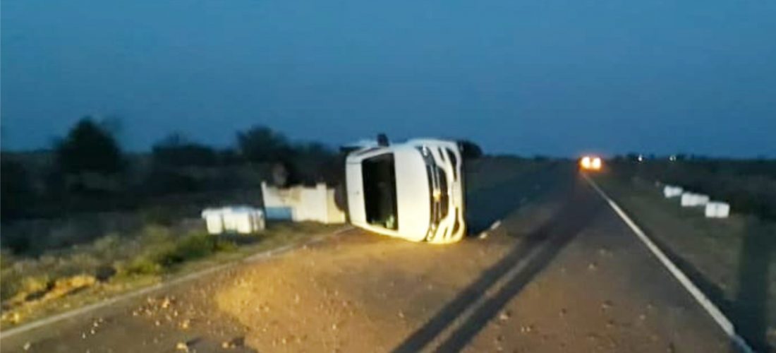 Accidente cerca de Italó: salió de control el carro que tiraba y volcó la camioneta