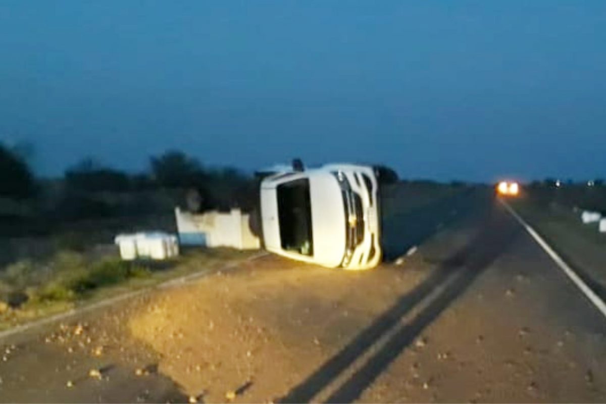 Accidente cerca de Italó: salió de control el carro que tiraba y volcó la camioneta