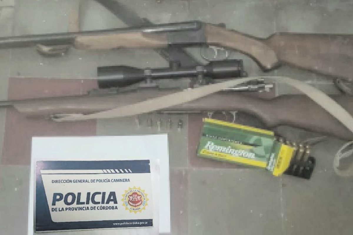 Llevaba escopeta y un fusil en la camioneta, cerca de Del Campillo