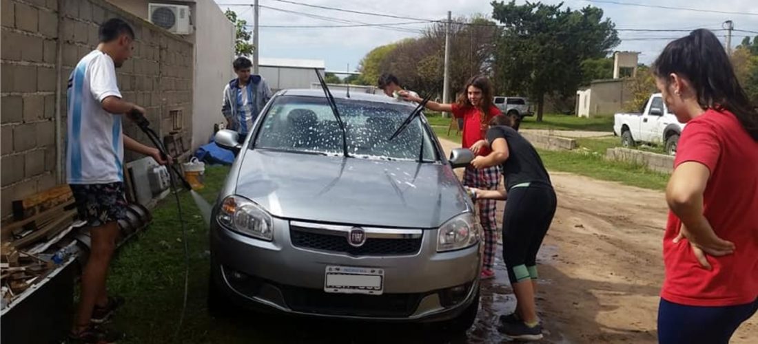 Del Campillo: estudiantes de secundario lavan autos para recaudar dinero