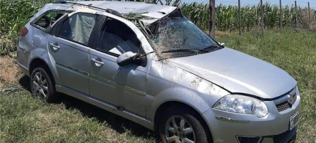 Accidente: madre e hijo resultaron con lesiones tras volcar cerca de La Carlota