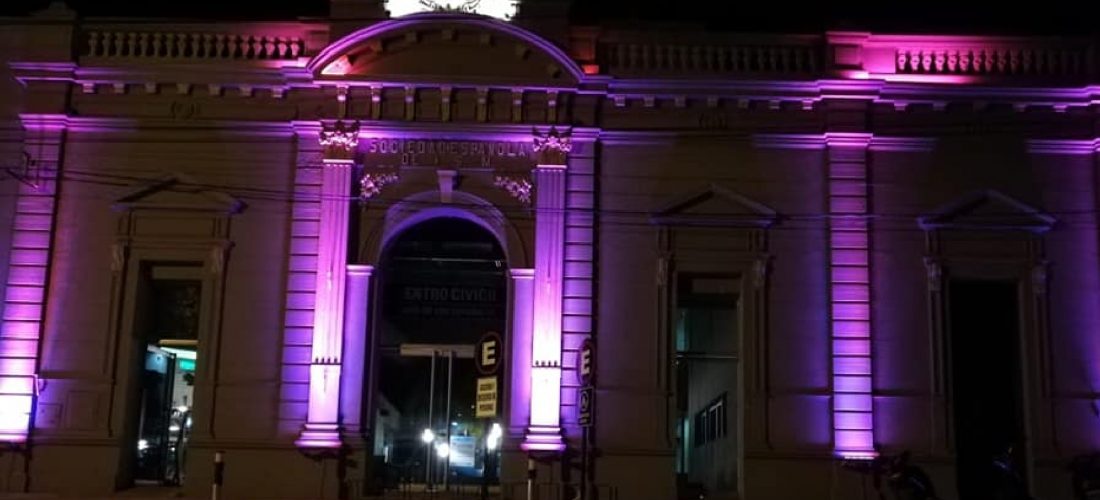 Laboulaye: la fachada del Centro Cívico se ilumina de rosa para concientizar