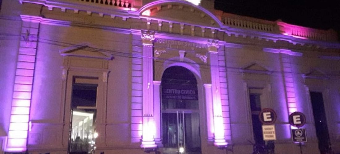 El Centro Cívico de Laboulaye luce color violeta por la noche, ¿a qué se debe?